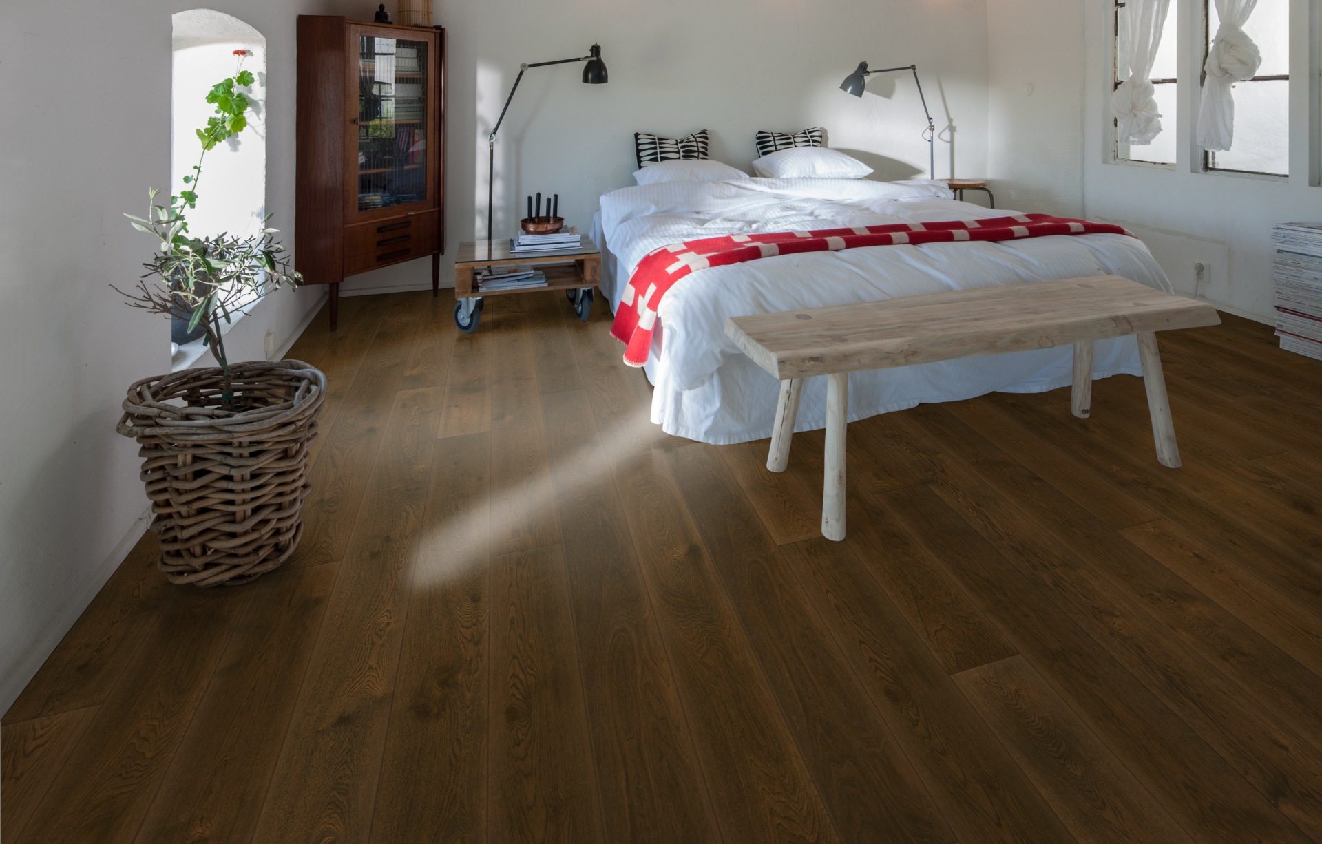 Паркетная доска Kahrs Новая классика Дуб Сепия Nouveau Tawny 151N8AEKA1KW240 Lively 2420×187×15 фото в интерьере